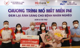 HDBank trao tặng 2.800 thẻ Bảo hiểm y tế v&#224; t&#224;i trợ 1.000 ca phẫu thuật mắt cho người d&#226;n