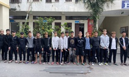 20 thanh niên mang theo hung khí 'đại náo' đường phố