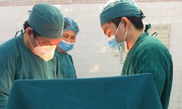Mổ lấy thai và cắt u buồng trứng khủng cho thai phụ tại Quảng Bình