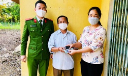 Cha nghèo bật khóc khi nhận lại hơn 12 triệu gửi cho con học đại học bị rơi