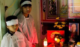 Mẹ mất, chỗ dựa cuối cùng cũng không còn, 2 đứa trẻ bơ vơ không nơi nương tựa