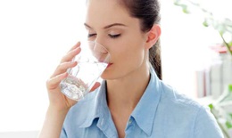 
Có phải ai cũng cần uống khoảng 2 lít nước mỗi ngày?