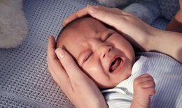 Kh&#243;c dạ đề ở trẻ sơ sinh, l&#224;m sao để xoa dịu?