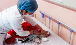 Hà Nội: Người lớn xông phòng do lo sợ COVID-19, trẻ 6 tháng tuổi bị nhiễm trùng máu sau bỏng