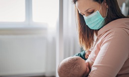 Bà mẹ cho con bú nghi mắc hoặc đang mắc COVID-19 cần làm gì?