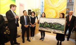 Lần đầu tiên, tranh đương đại Việt Nam được triển lãm tại Anh