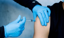 Lần đầu tiên sử dụng vaccine điều trị thành công bệnh nhân mắc COVID-19 mạn tính