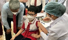 Gần 200 trẻ từ 5 - dưới 12 tuổi đầu ti&#234;n ở Việt Nam ti&#234;m vaccine ph&#242;ng COVID-19