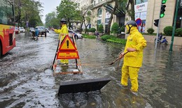 H&#224; Nội: Mưa lớn g&#226;y ngập tại một số khu vực nội đ&#244;