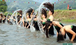 Về Phong Thổ vui lễ hội té nước của người Thái trắng Lai Châu