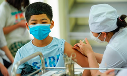 Hơn 25.000 trẻ 11 tuổi ở Hà Nội đã tiêm vaccine COVID-19, 11 dấu hiệu cần lưu ý để đưa con đi viện ngay nếu gặp 