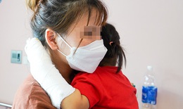 Hà Nội: Bé gái gần 3 tuổi bị ngừng tim, hoại tử bàn tay vì sạc pin điện thoại