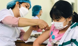 Hà Nội: Học sinh cấp 1 vui mừng khi được cha mẹ đưa đi tiêm vaccine phòng COVID-19