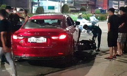Kéo lê xe máy suốt 3 km, chiếc ô tô gây tai nạn bị nhiều người rượt đuổi chặn xe đập phá