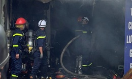 Hà Nội: Cứu 4 người trong căn nhà 3 tầng bị cháy lúc giữa trưa