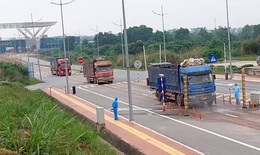 Quảng Ninh: Ng&#224;y đầu mở lại cửa khẩu qua Trung Quốc, cả trăm xe tồn đọng th&#244;ng h&#224;ng