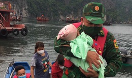B&#233; g&#225;i 1 tuổi được cứu sống sau gần 1 tiếng rơi xuống biển ở Quảng Ninh