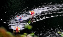 Hồ Bản Cài 'dậy sóng' bởi các tay đua thuyền Kayak