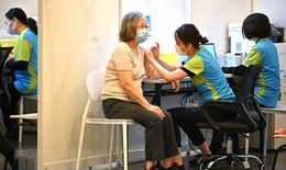 COVID-19: Hong Kong tiêm mũi vaccine thứ 4 cho người trên 60 tuổi 