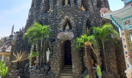 Độc đáo ngôi chùa xây từ vỏ ốc, san hô… giữa đô thị