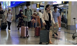 Sân bay Tân Sơn Nhất đón lượng khách tăng cao ngày đầu nghỉ lễ