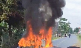 Ô tô đang chạy bốc cháy dữ dội, 4 người may mắn thoát nạn