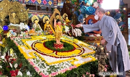 Bảo tháp Mandala Tây Thiên lắng đọng trong lễ mừng Phật đản sinh 