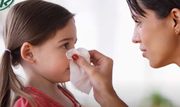 Sai lầm ‘kinh điển’ khi xử trí chảy máu mũi ở trẻ nhỏ gây nguy hiểm