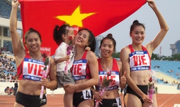 Khoảnh khắc con gái VĐV Nguyễn Thị Huyền mừng chiến thắng cùng mẹ