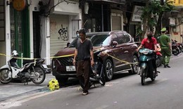 Làm rõ vụ thanh niên cầm 2 tay 2 súng dọa bắt người trên phố Hàng Bè