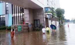 Hà Nội: Mưa ngập đến nửa mét, học sinh xắn quần lội nước đến trường