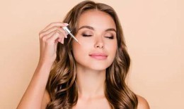 Chữa lành da mụn bằng serum tự làm
