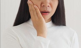 Phụ nữ tuổi mãn kinh có thể trải qua những cơn đau hàm trầm trọng