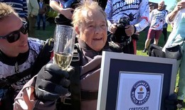 Cụ bà 103 tuổi Ruth Larsson lập kỷ lục thế giới Guinness về nhảy dù