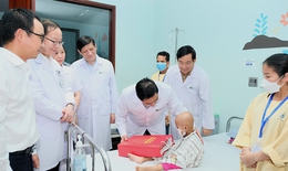 Thủ tướng thăm, tặng quà các bệnh nhi dịp Quốc tế thiếu nhi 1/6