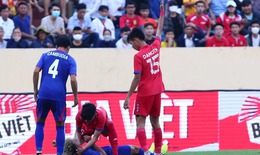 Cầu thủ U23 Lào nhanh trí sơ cứu giúp cầu thủ đội bạn may mắn thoát khỏi nguy hiểm
