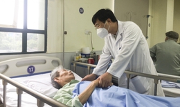 Không thể đi tiểu, cụ ông tá hoả khi biết mình mang khối u 'siêu to khổng lồ'