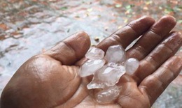 Mưa đá xuất hiện ở TP HCM