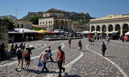Hy Lạp nới lỏng quy định đeo khẩu trang vào đầu mùa du lịch