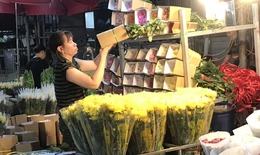 Chợ hoa tươi lớn nhất Hà Nội náo nhiệt xuyên đêm giữa hè oi bức