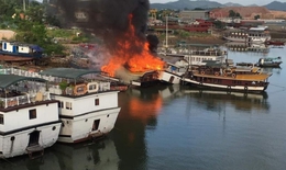 Hàng loạt tàu du lịch bốc cháy tại cơ sở sửa chữa tàu ở Quảng Ninh