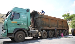 'Thi gan' với CSGT bất thành, nhiều tài xế mếu máo khi xe tải bị cắt bỏ thành, thùng cơi nới