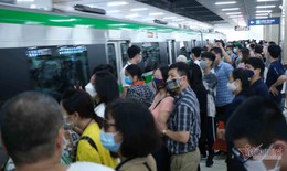 Nhiều người bỏ ô tô con đi tàu đường sắt đô thị Cát  Linh - Hà Đông