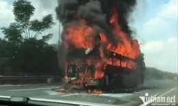 Xe khách giường nằm bốc cháy dữ dội trên Đại lộ Thăng Long