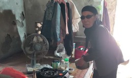 Thương cảnh cụ bà 84 tuổi sống đơn thân mò mẫm trong căn nhà cũ nát vì mắt hỏng