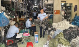 Thu giữ hàng nghìn quần áo nghi nhập lậu tại cửa hàng Ruby Thái Nguyên