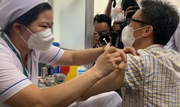 Phó Thủ tướng Vũ Đức Đam, Thứ trưởng Đỗ Xuân Tuyên tiêm mũi 4 vaccine COVID-19 tại TP.HCM