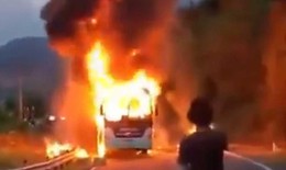 Xe khách chở 48 người bốc cháy trên đèo Khánh Lê