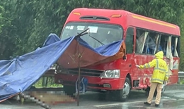 7 người thương vong sau va chạm xe khách trên cao tốc Nội Bài - Lào Cai