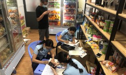 Thu giữ hàng trăm loại kẹo trái cây, yến mạch, vitamin... cho trẻ em nhập lậu